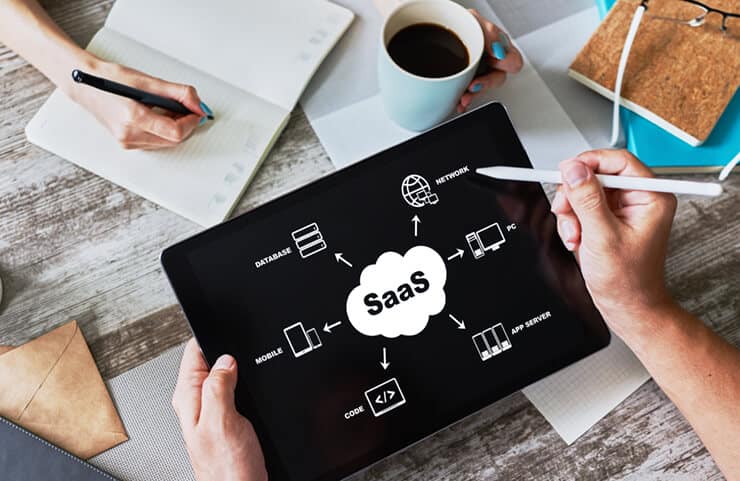 Tablet mit SaaS-Diagramm auf Schreibtisch