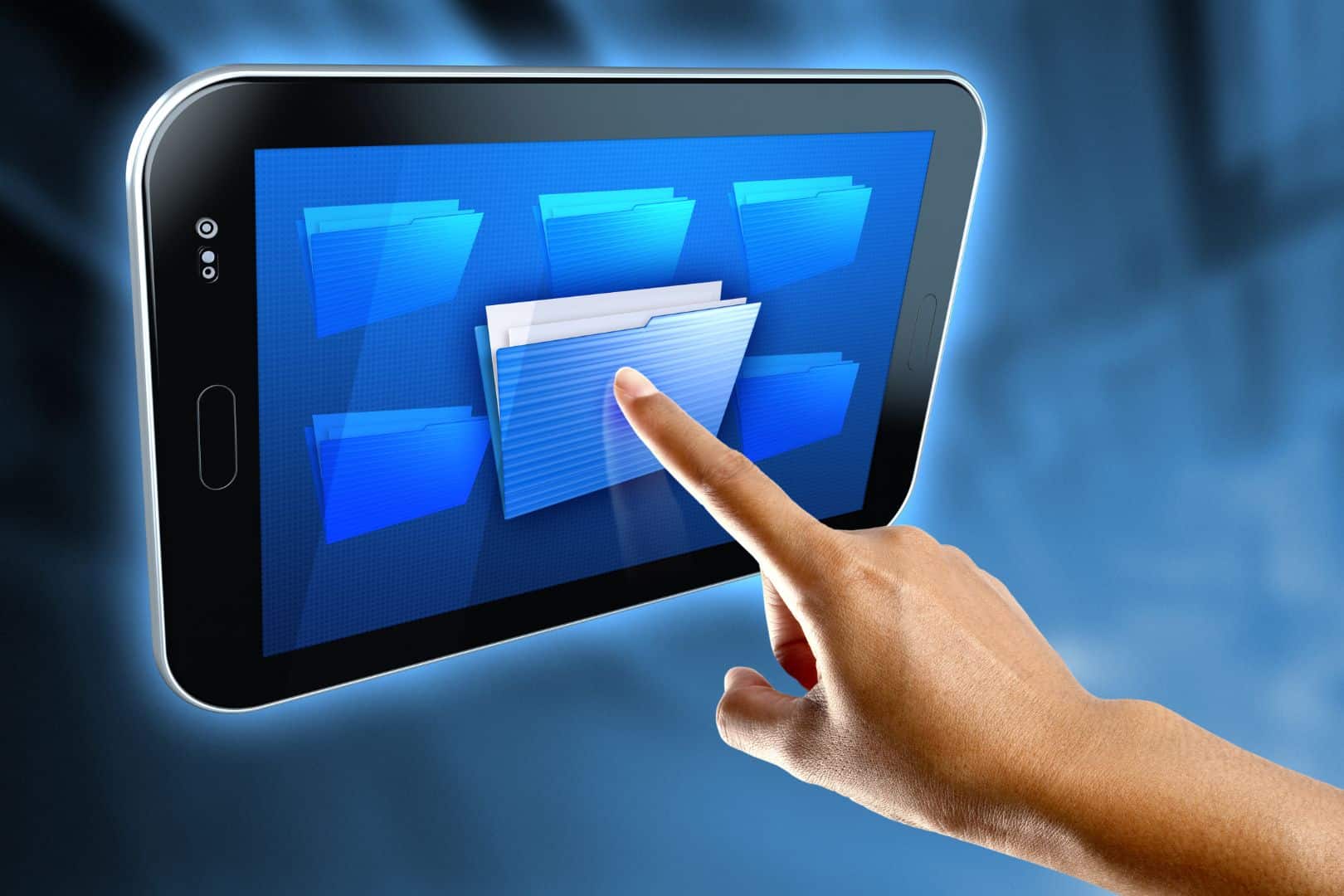 Hand bedient digitale Ordner auf einem Tablet als Symbol für digitale Personalakte