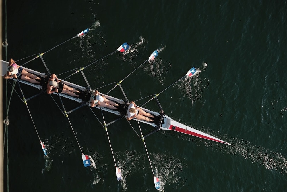 VereinsCampus Ruderteam in einem Viererboot aus der Vogelperspektive auf dem Wasser