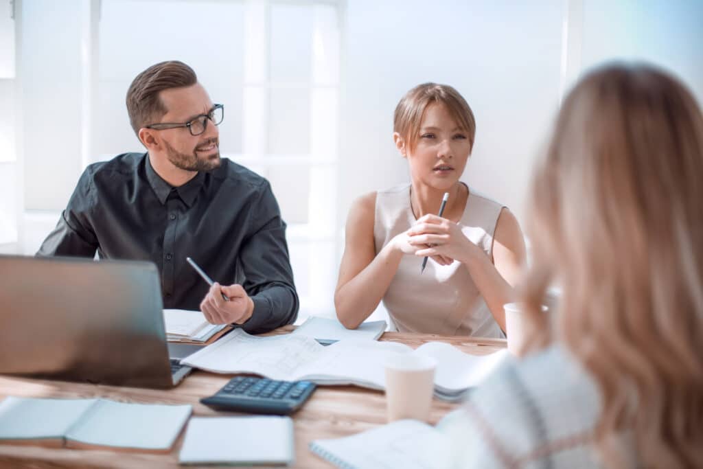 Personen in einem Meeting während einer geschäftlichen Besprechung