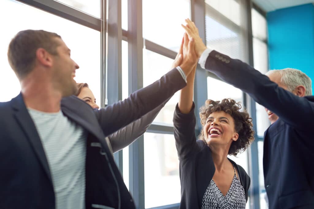 Geschäftsteam gibt sich ein gemeinsames High-Five