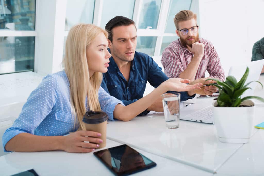 Gruppe von Kollegen diskutiert gemeinsam am Tisch