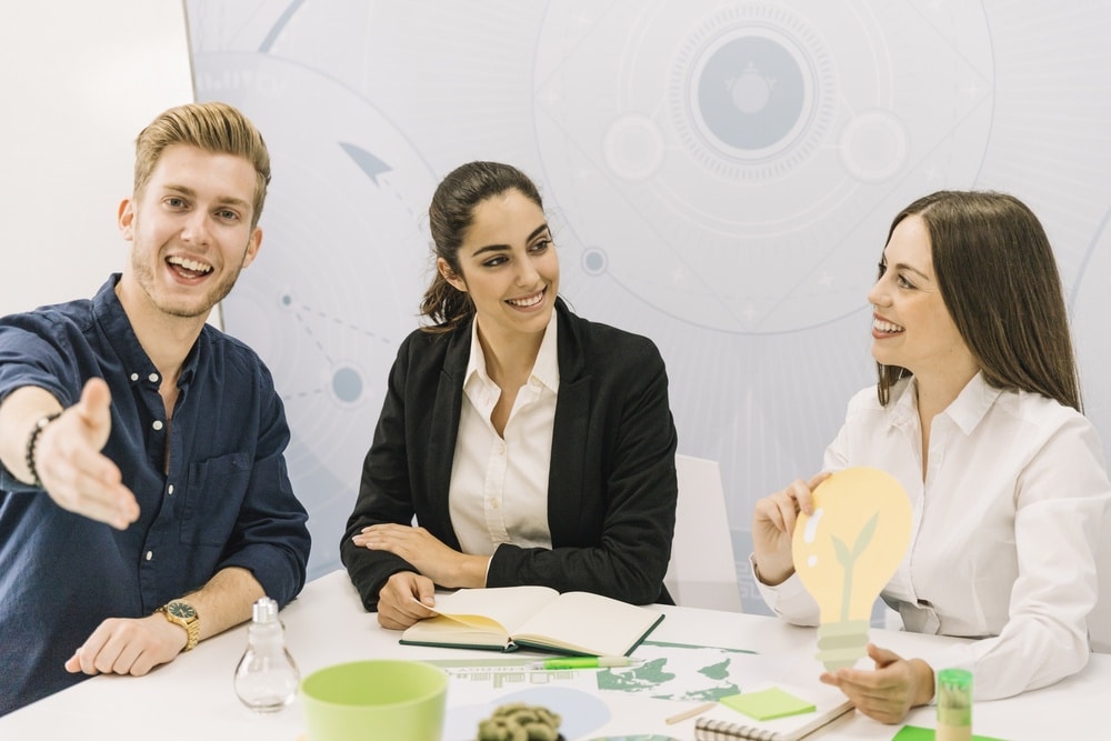 Drei Personen diskutieren Ideen am Tisch