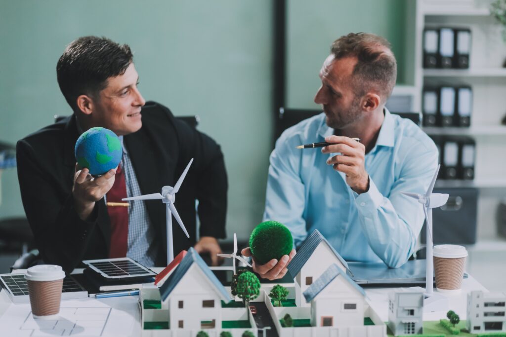 Zwei Männer diskutieren über Modelle für erneuerbare Energien, nachhaltige Wirtschaftsmodelle