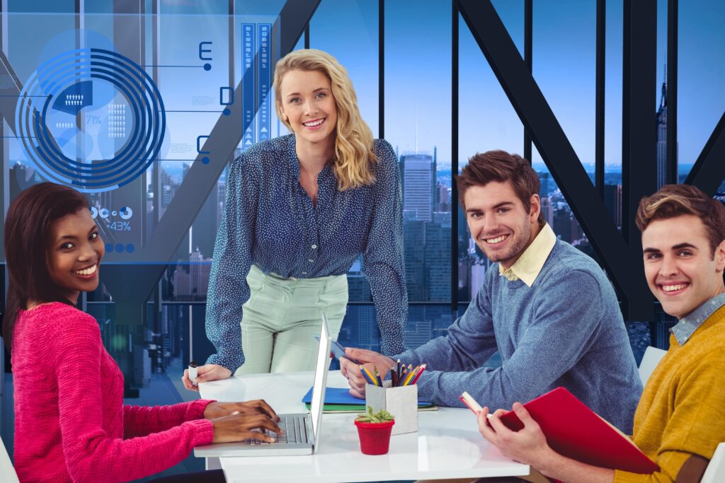Multikulturelles Team arbeitet gemeinsam an einem Laptop im modernen Büro