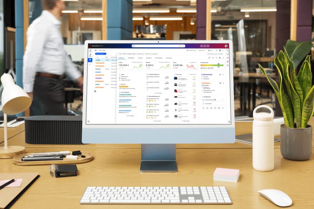Desktop-Computer mit Salesware-Dashboard in einem modernen Büro