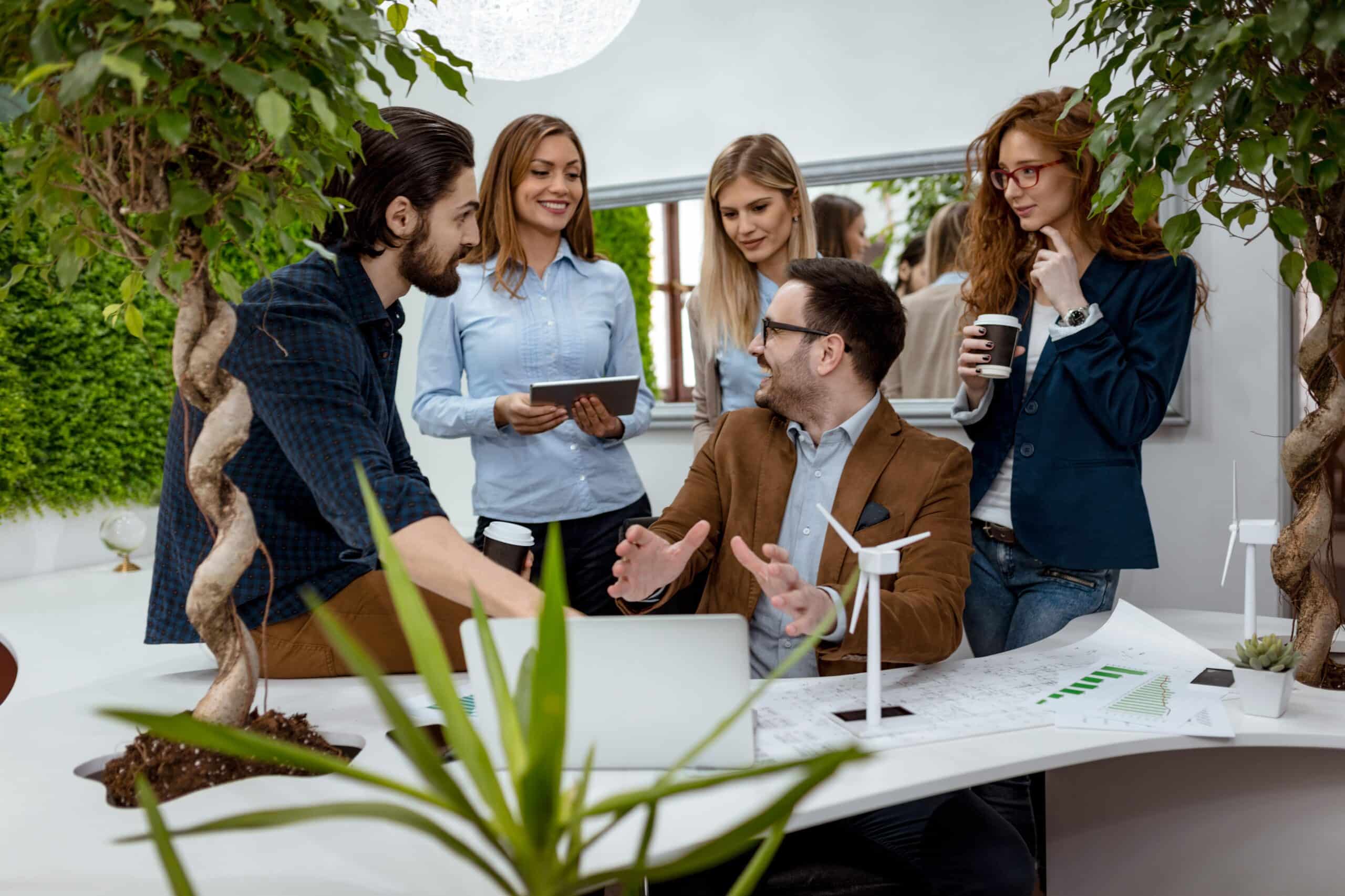 Nachhaltigkeit im Mittelstand: Mitarbeiter im modernen Büro bei einem Teammeeting