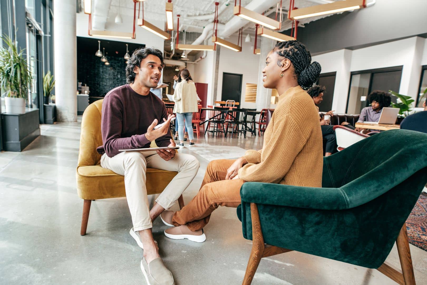 Businessgespräch in moderner Lounge-Umgebung