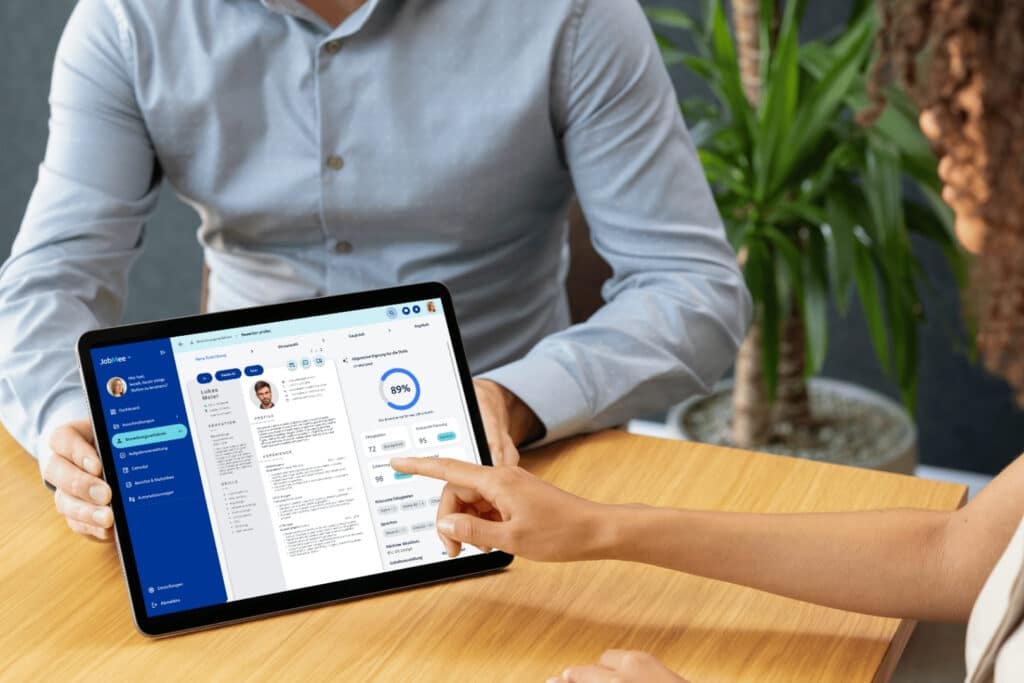 JobMee: Tablet mit Bewerbermanagement-Software im Gespräch
