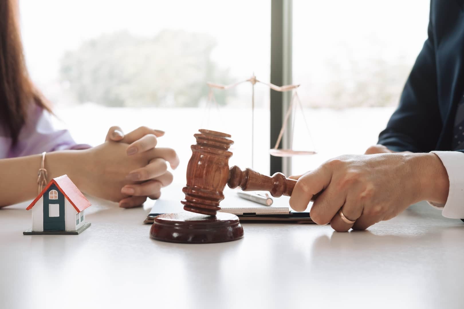 Pfändungen: Richter hält Hammer bei Immobilienbesprechung