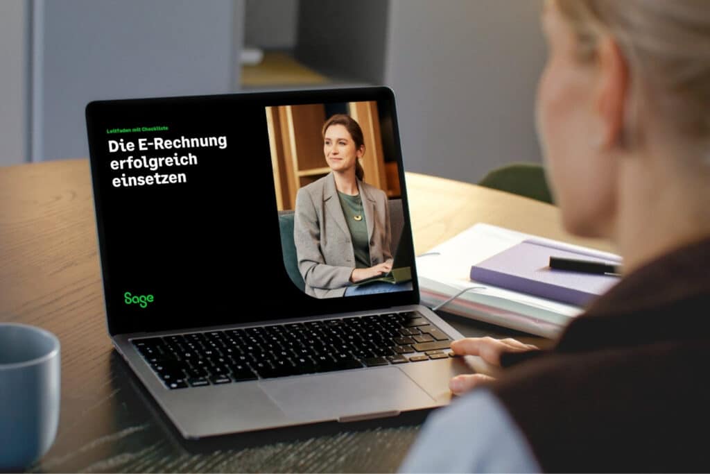 Frau betrachtet ein digitales Whitepaper zur E-Rechnung auf ihrem Laptop