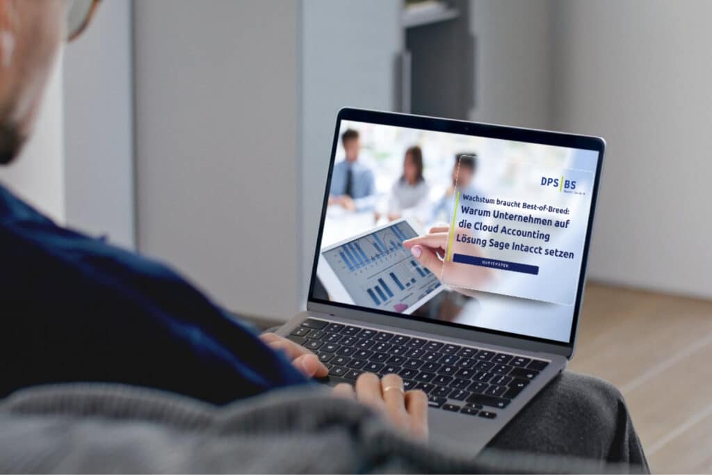 Person betrachtet am Laptop ein Whitepaper über Sage Intacct