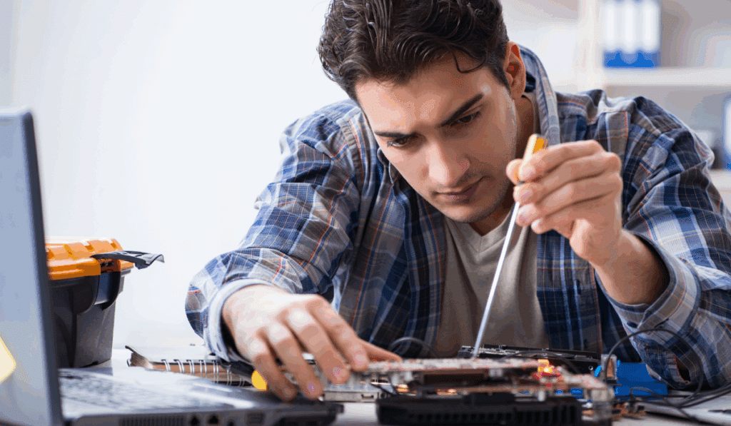 Nachhaltigkeit: Techniker repariert Computer-Hardware mit Schraubenzieher am Schreibtisch
